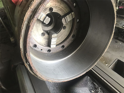 Проточка тормозных дисков грузовиков на заводе ЮниПром